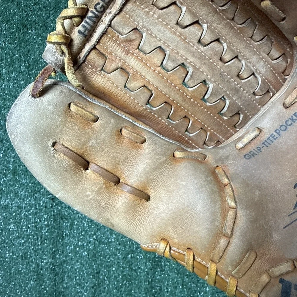 Vintage Wilson Pro Model A2220 Leather Hinged Web Baseball Glove~Fred Lynn Model